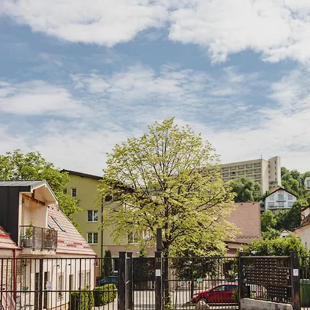Cozy Apartment Near Old Town - Free Parking-3
