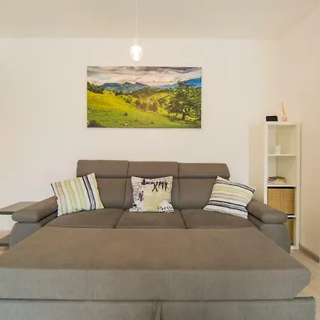 Cozy Apartment Near Old Town - Free Parking-2